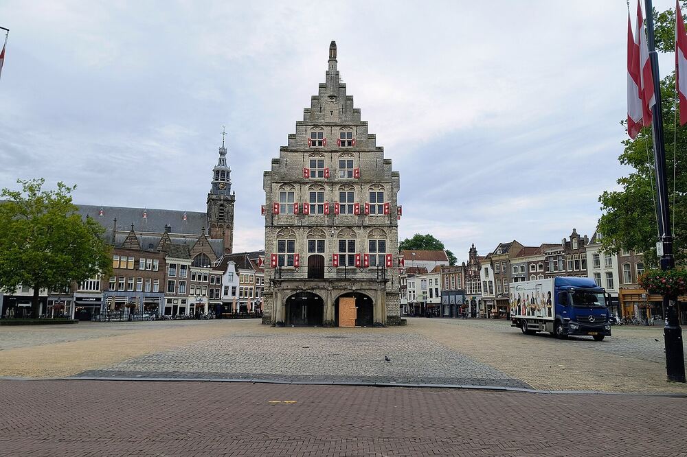 Het gotische stadhuis van Gouda, vrijstaand midden op de Markt