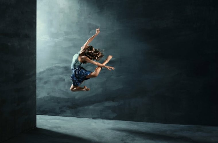 Dansers van Introdans voeren het stuk 'Energy' uit op het podium van De Goudse Schouwburg